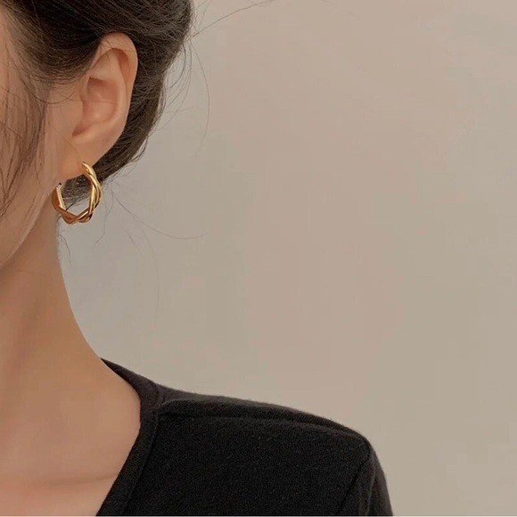 New Ella Glam Twisted Hoop Earrings 1” - Picture 3 of 5